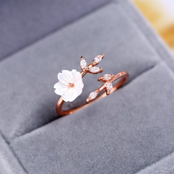 Anillo en forma de flor